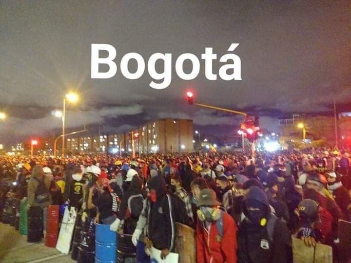 La imágen muestra cientos de activistas de Primera Línea en Bogotá