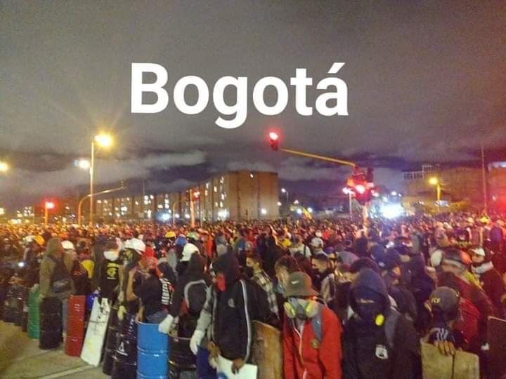 La imágen muestra cientos de activistas de Primera Línea en Bogotá 